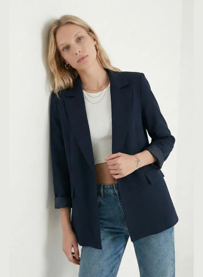 ليلا جاكيت نسائي ليلا بقصة عادية بياقة مزدوجة الصدر ونقوش مع تفاصيل بطانة